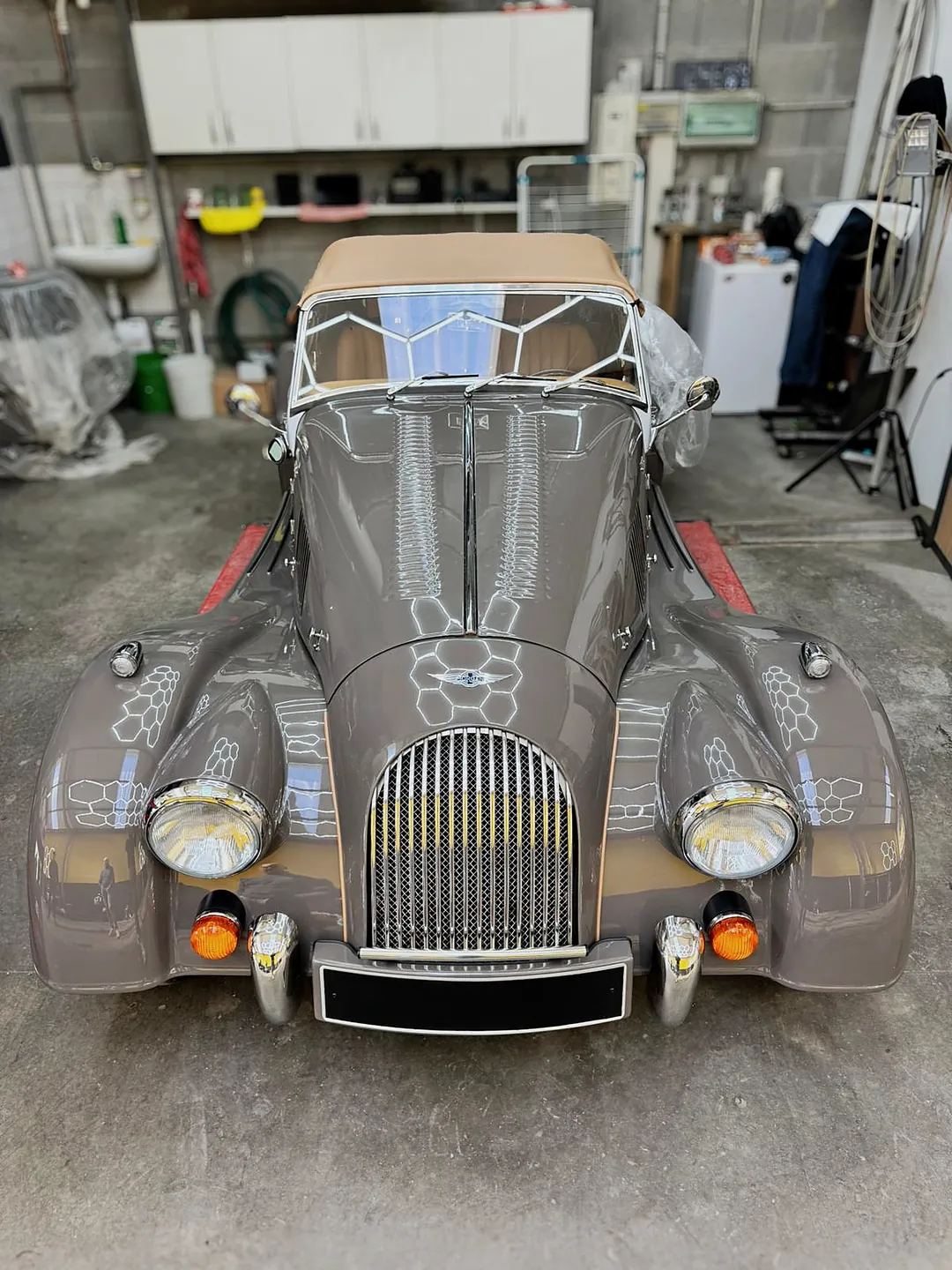 Photo retouchée : un roadster à capote beige dans l'atelier Auto Pro Wash