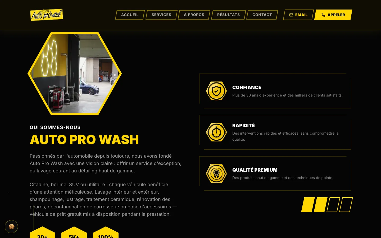 Section « Qui sommes-nous » du site Auto Pro Wash : photo de l'atelier dans un hexagone et trois engagements, confiance, rapidité, qualité premium