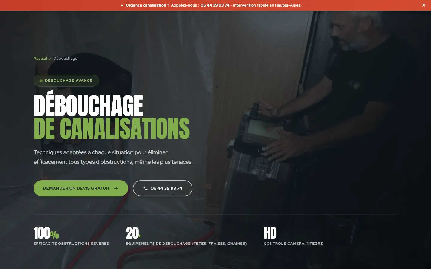 Page débouchage de canalisations : technicien au travail en arrière-plan, boutons devis et téléphone, chiffres clés