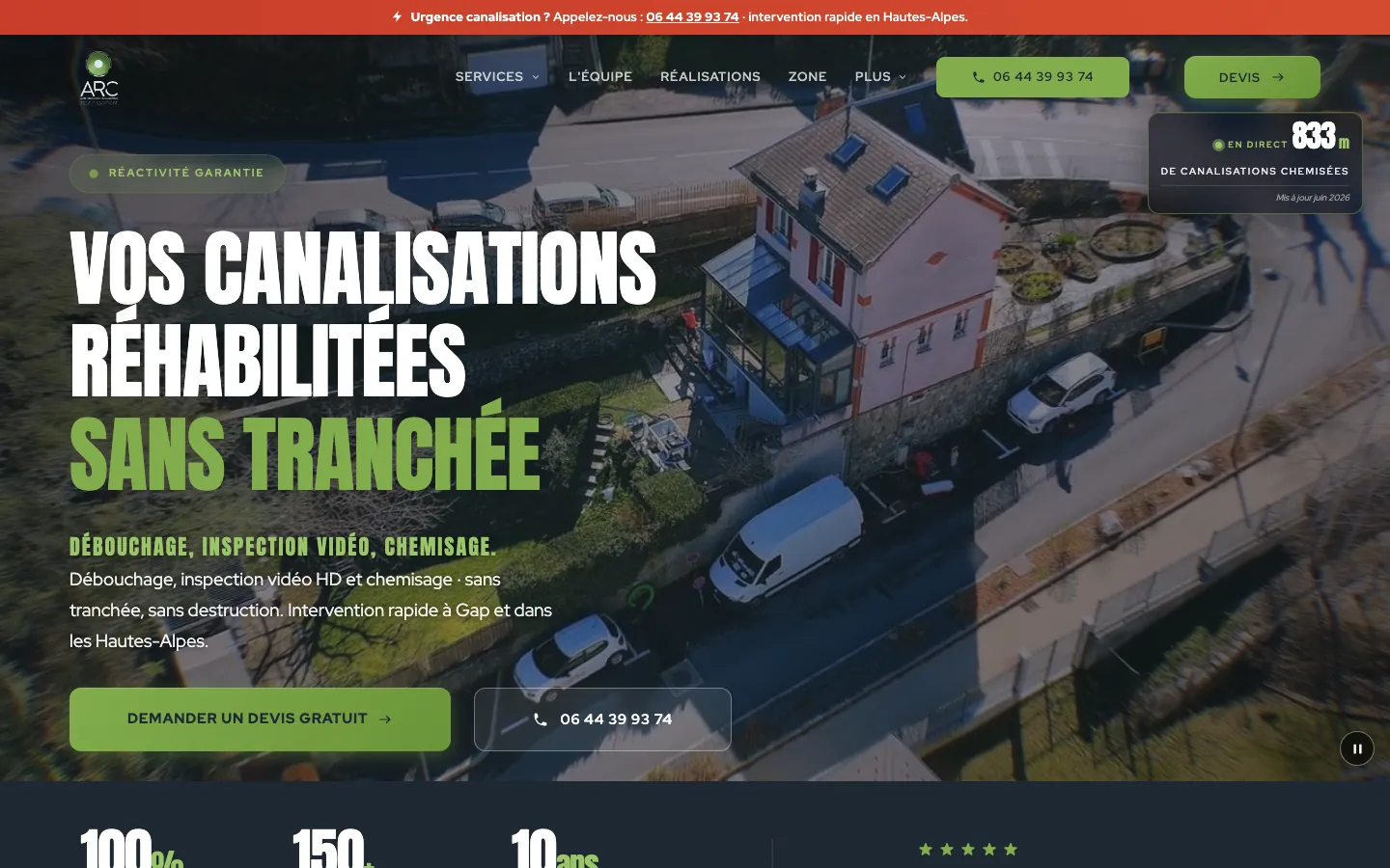 Page d'accueil du site ARC Assainissement sur ordinateur : vue aérienne d'un chantier à Gap, titre « Vos canalisations réhabilitées sans tranchée », compteur de mètres chemisés et boutons devis et téléphone