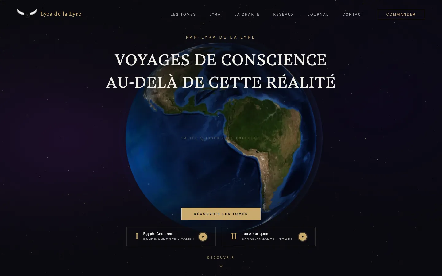 Page d'accueil du site Lyra de la Lyre sur ordinateur : la Terre en 3D tournée vers les Amériques, le titre « Voyages de conscience au-delà de cette réalité » et les bandes-annonces des tomes I et II