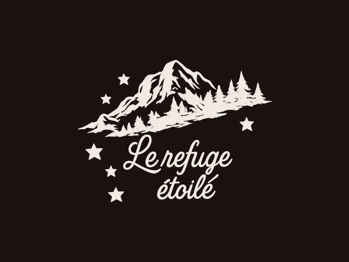 Logo Le Refuge Étoilé en version nuit : montagne, sapins et étoiles en crème sur fond sombre