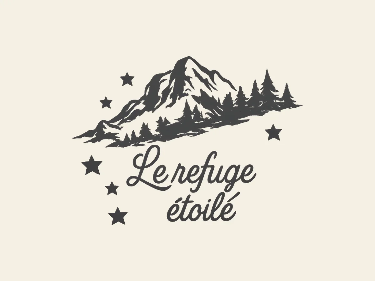 Logo Le Refuge Étoilé : montagne, sapins et étoiles au-dessus du nom en lettres manuscrites, en sombre sur fond crème