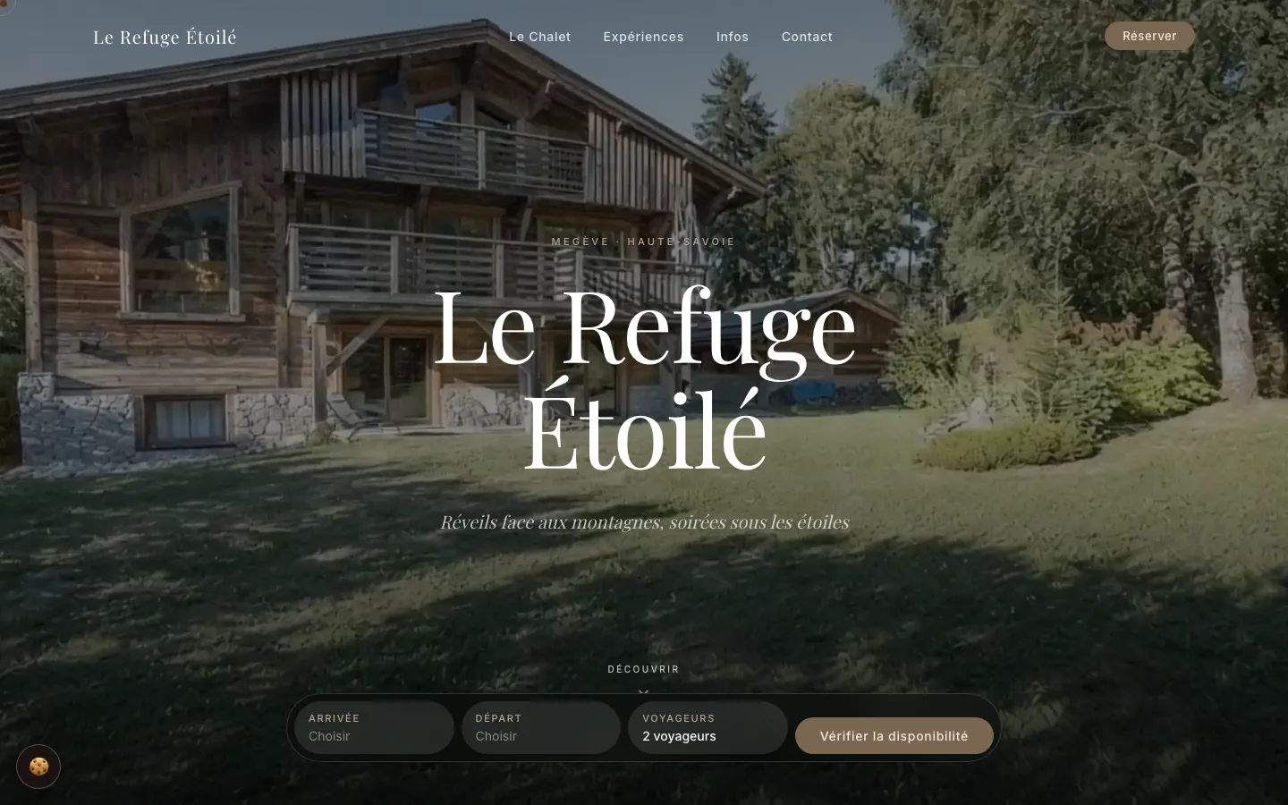 Page d'accueil du site Le Refuge Étoilé sur ordinateur : façade du chalet, titre et barre de réservation
