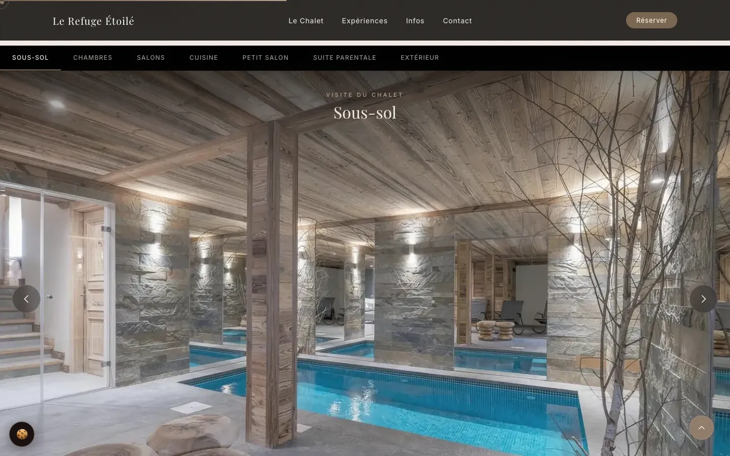 Section visite du chalet : la piscine intérieure du sous-sol, onglets par niveau
